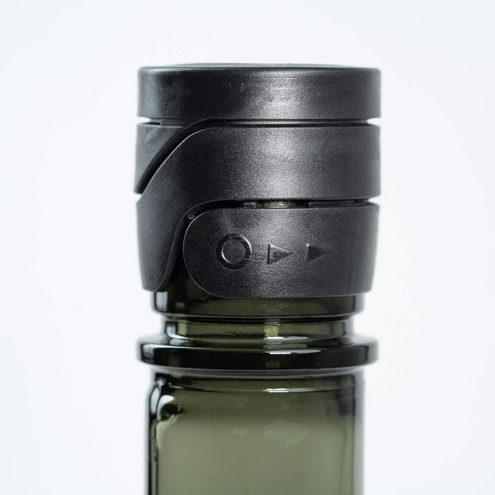 Side view of the sealed Juyondai Ryusen bottle cap. Pristine condition from TRIPLEMERI.
