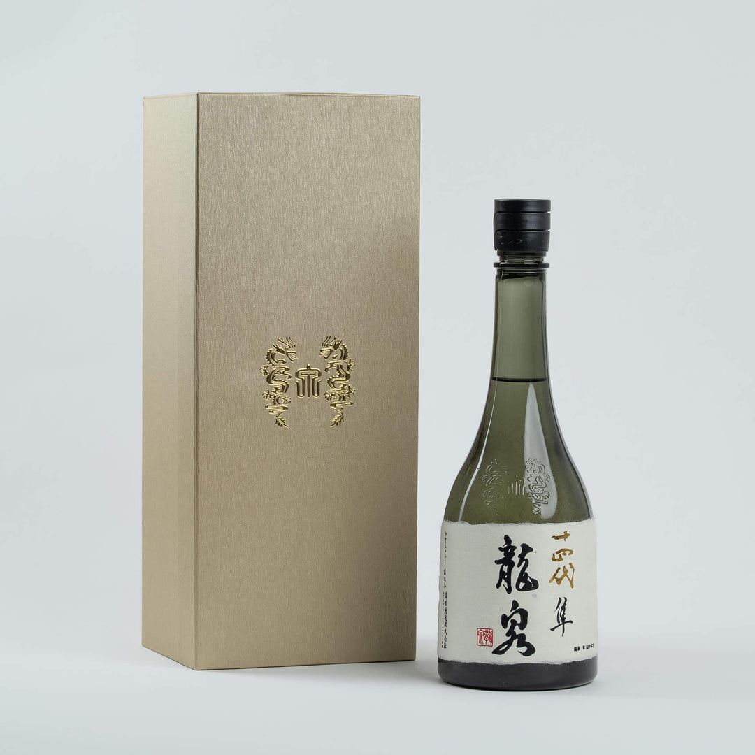 Close-up of the exquisite "Ryusen" gold calligraphy logo on the Juyondai bottle.
