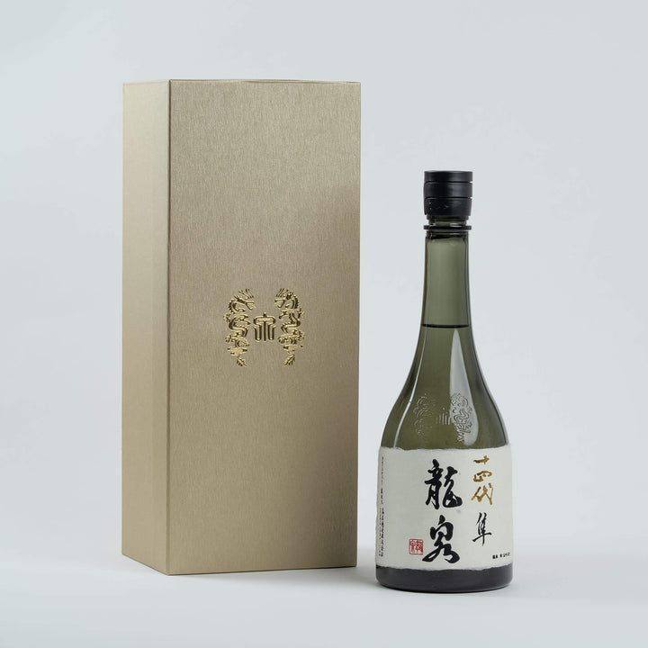 Close-up of the exquisite "Ryusen" gold calligraphy logo on the Juyondai bottle.