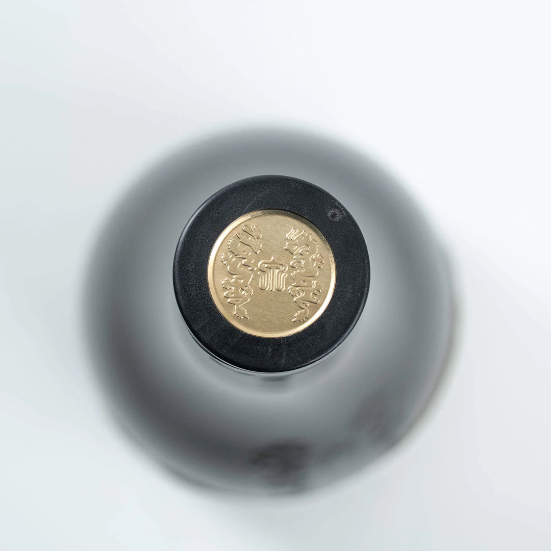 Top-down view of the Juyondai Ryusen bottle cap logo. Key authentication detail for this rare sake.
