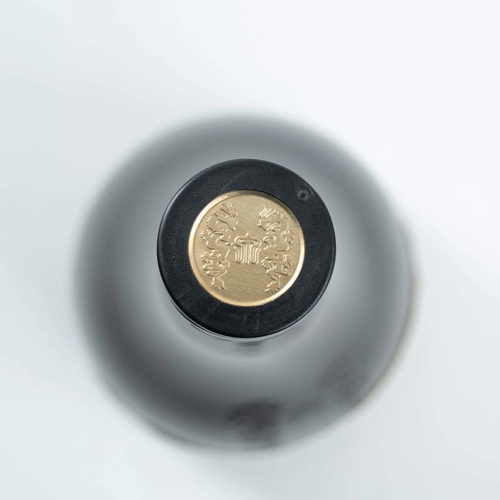Top-down view of the Juyondai Ryusen bottle cap logo. Key authentication detail for this rare sake.